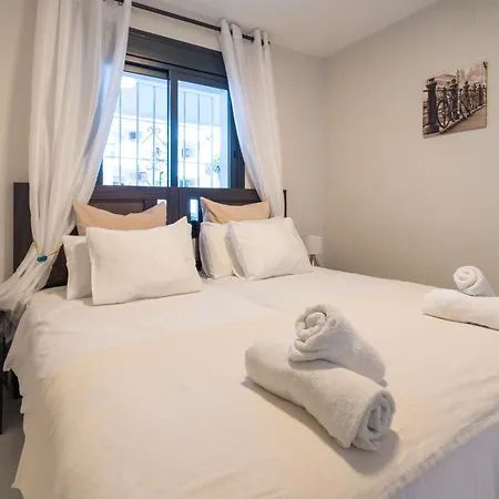 Puerto Banus Two Bedroom Luxurious With Parking Lägenhet *