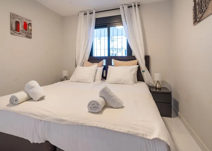Puerto Banus Two Bedroom Luxurious With Parking Apartmán *